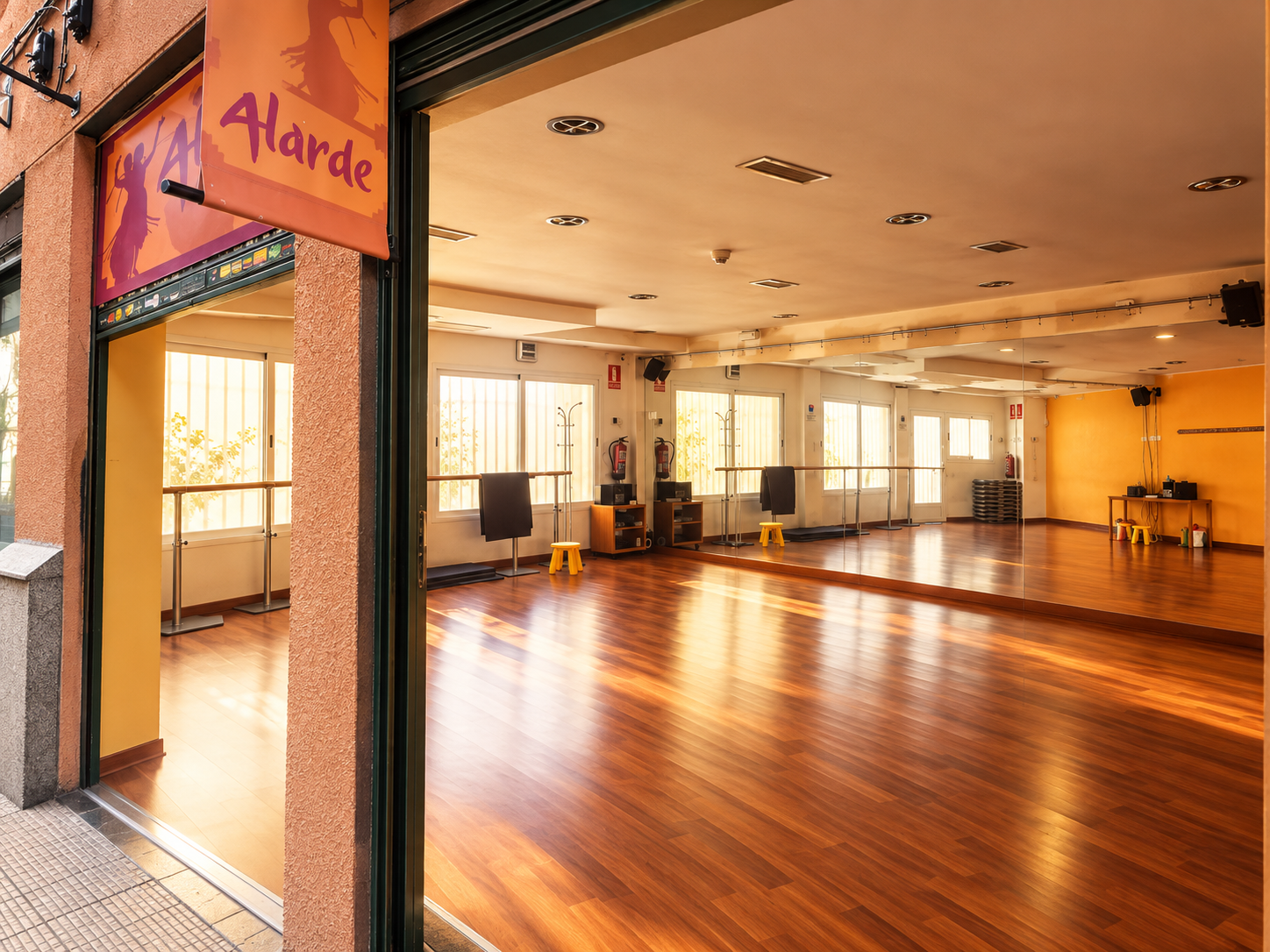 Entrada y sala de baile de Alarde Danza, con suelo de madera y espejos